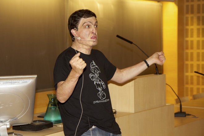 Dan Ariely lecturing about (Dis)honesty